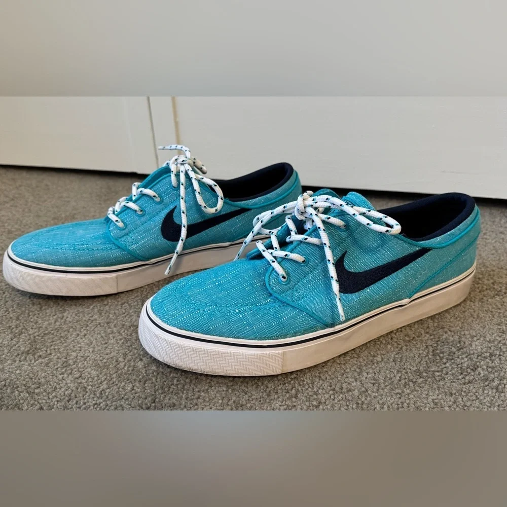 Nike Youth 7 (8.5 women’s) Turquoise Blue Skate Shoes